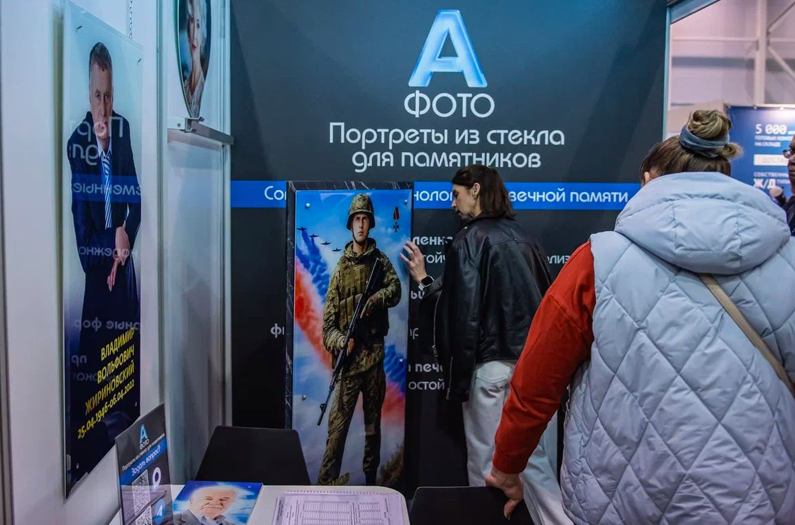 Фото Сталин в гробу, памятники Фриске и Жириновского. В Новосибирске опубликованы кадры с ритуальной выставки – 15 будоражащих кадров 6 - Сиб.ФМ Фото Сталин в гробу, памятники Фриске и Жириновского. В Новосибирске опубликованы кадры с ритуальной выставки – 15 будоражащих кадров 6